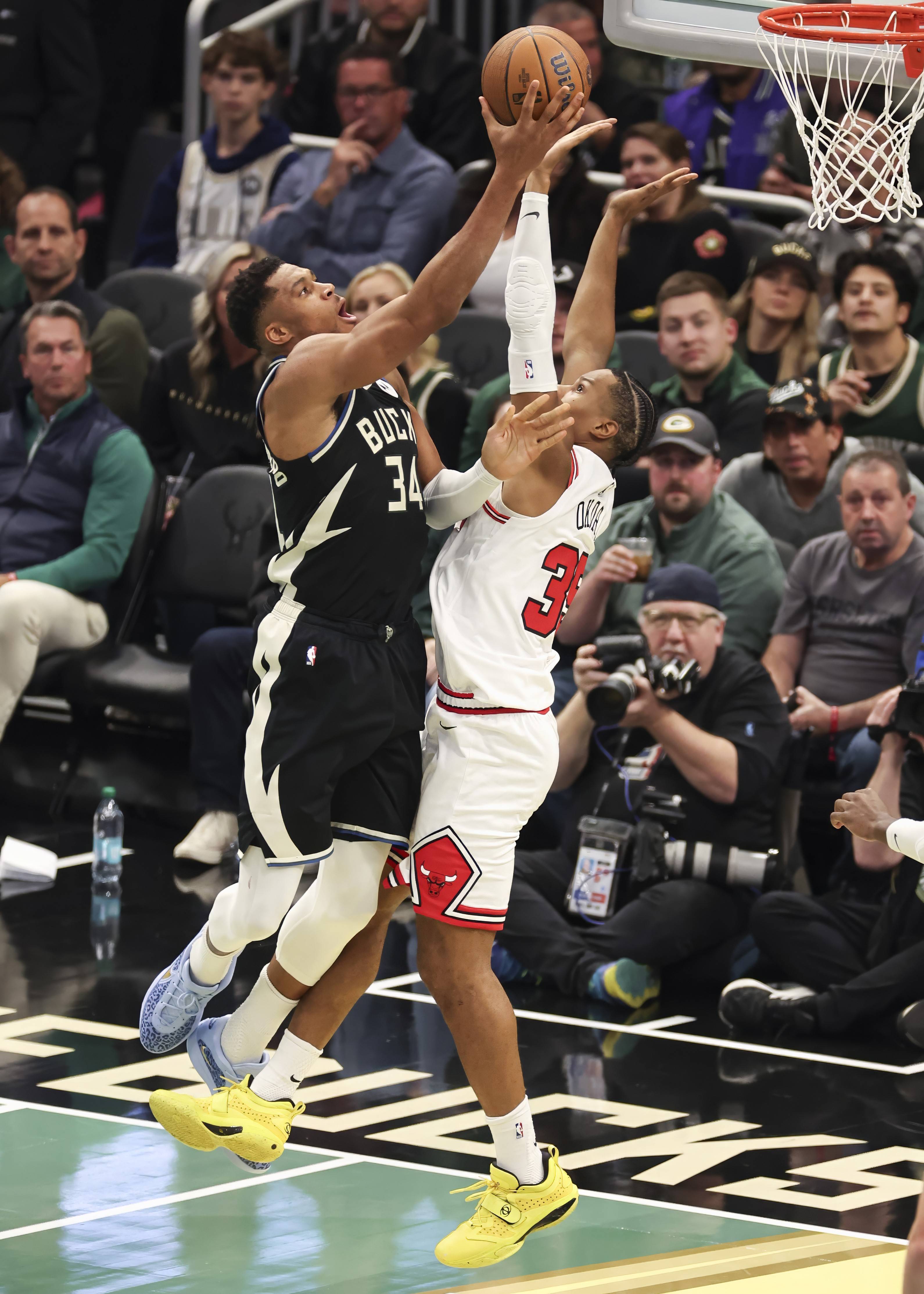 雄鹿完胜四川队，杜兰特关键制胜