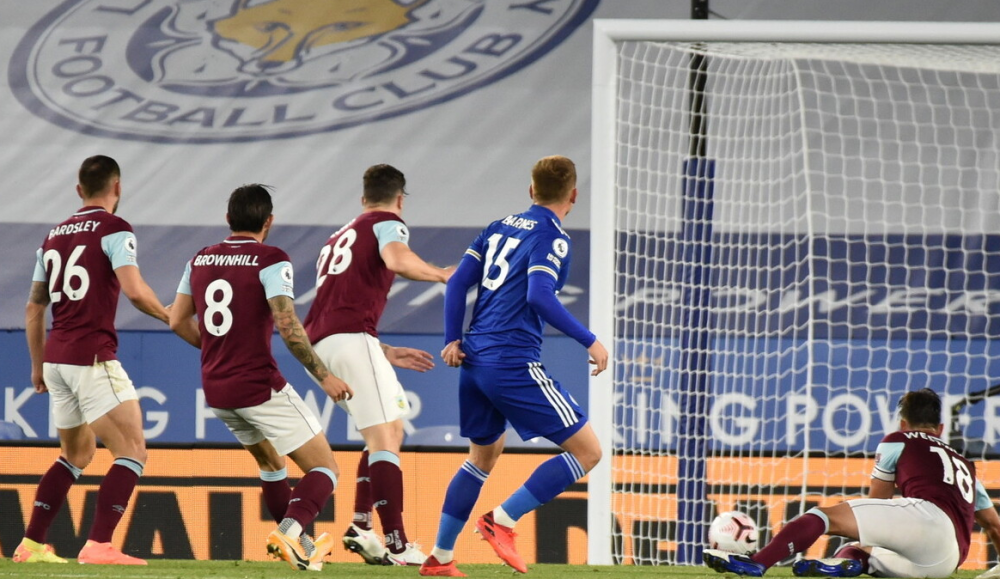 北亚球队客场大胜南亚劲旅，登顶积分榜